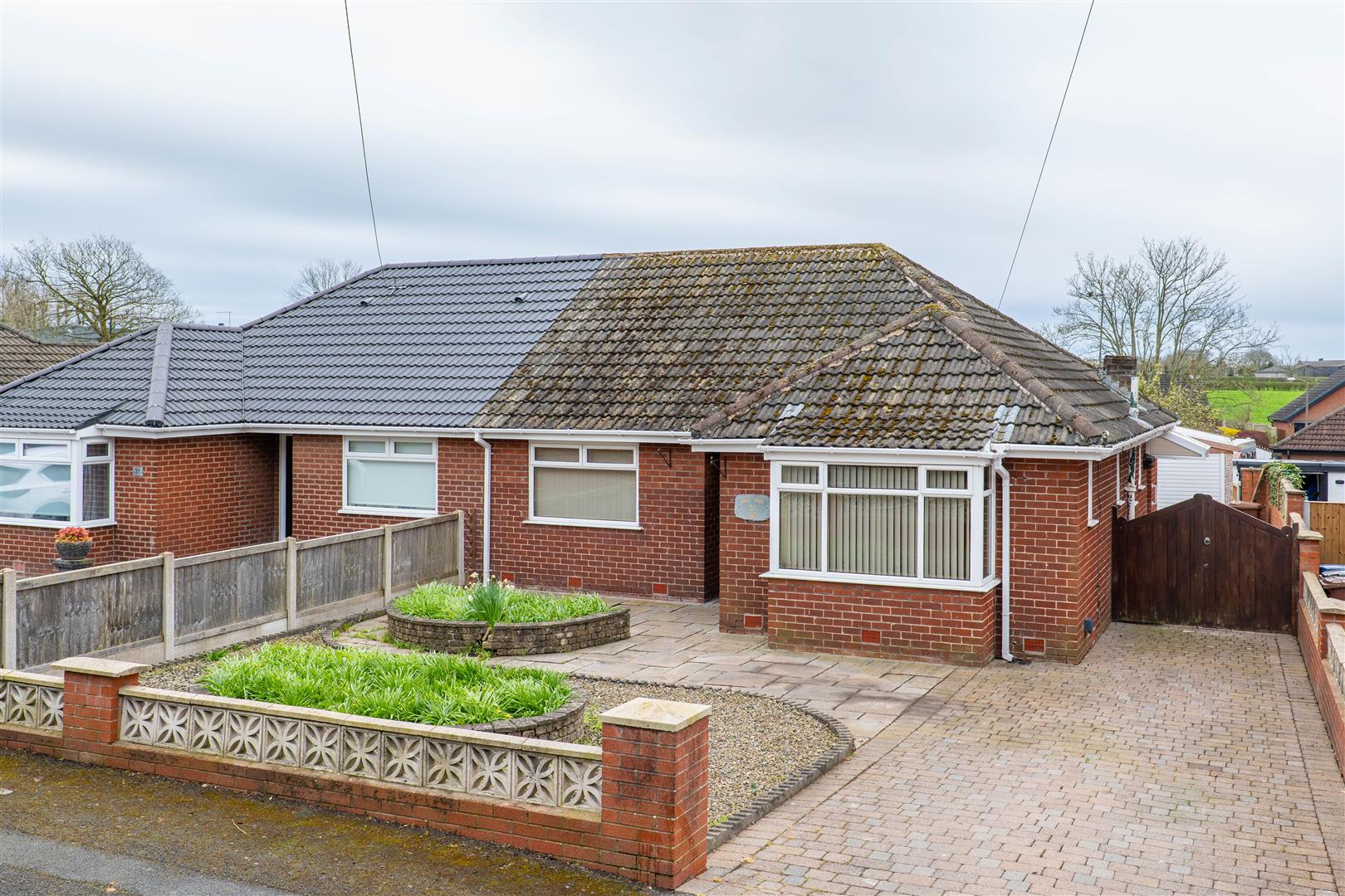 2 bed property in Hall Carr Lane, Preston